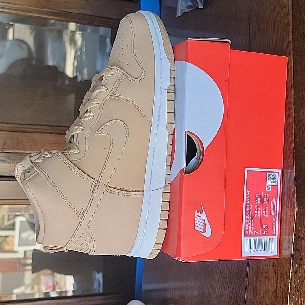 Womans high dunks, 7 in size